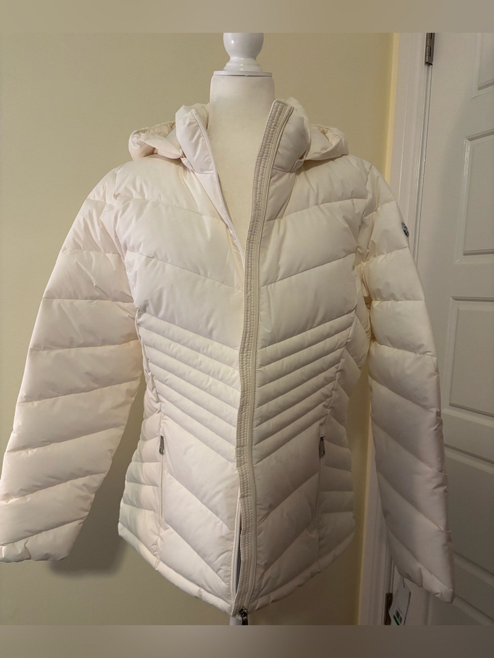NWT Calvin Klein Women's Cream Lightweight Quilted Hooded Puffer Jacket. Large